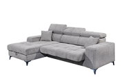 Graues Ecksofa mit verstellbaren Kopfstützen und Kissen, Perspektive von vorne links