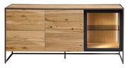 Frontale Ansicht eines modernen Sideboards aus Holz mit Schubladen und beleuchtetem Glasteil.