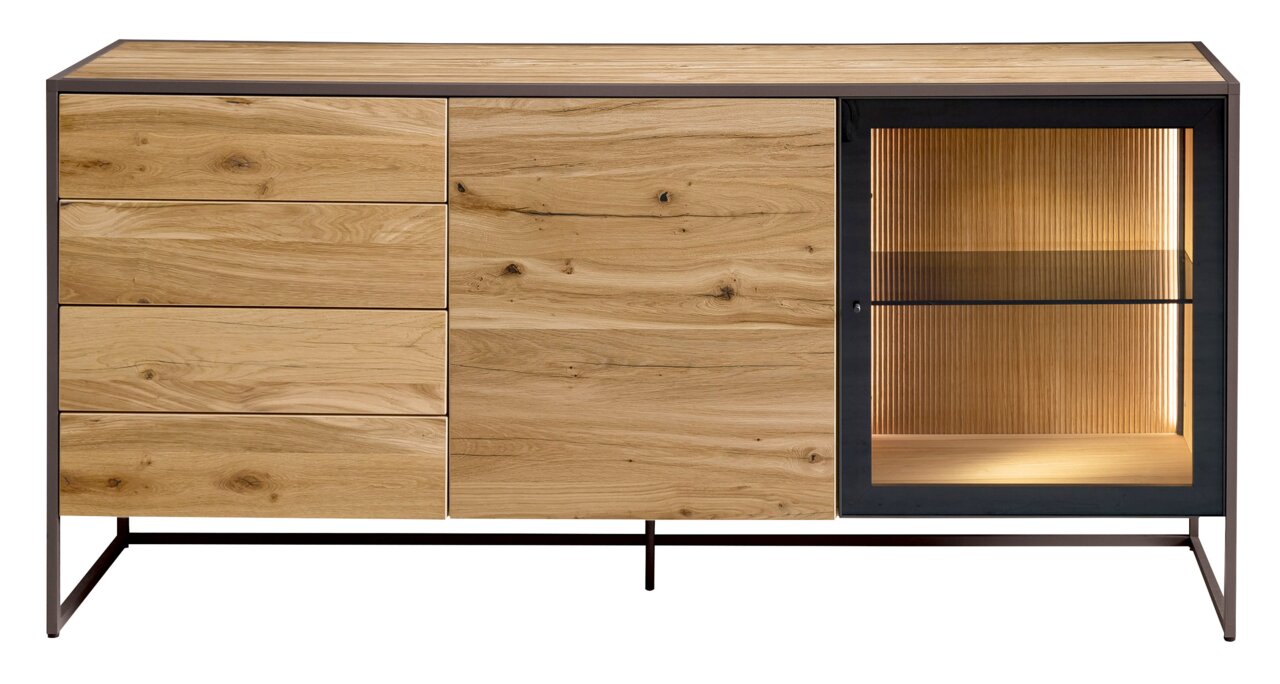 Venjakob Sideboard TAGENA Frontale Ansicht eines modernen Sideboards aus Holz mit Schubladen und beleuchtetem Glasteil.