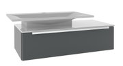 Moderne badkamerwastafelset met een witte opzetwastafel en een donkergrijze onderkast, vrijstaand op een witte achtergrond, schuin vooraanzicht.
