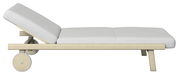 Seitliche Ansicht einer Sonnenliege mit verstellbarer Rückenlehne und Holzrahmen auf zwei Rädern.