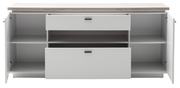 Weißes Sideboard mit zwei offenen Schubladen und zwei offenen Türen, frontal betrachtet.