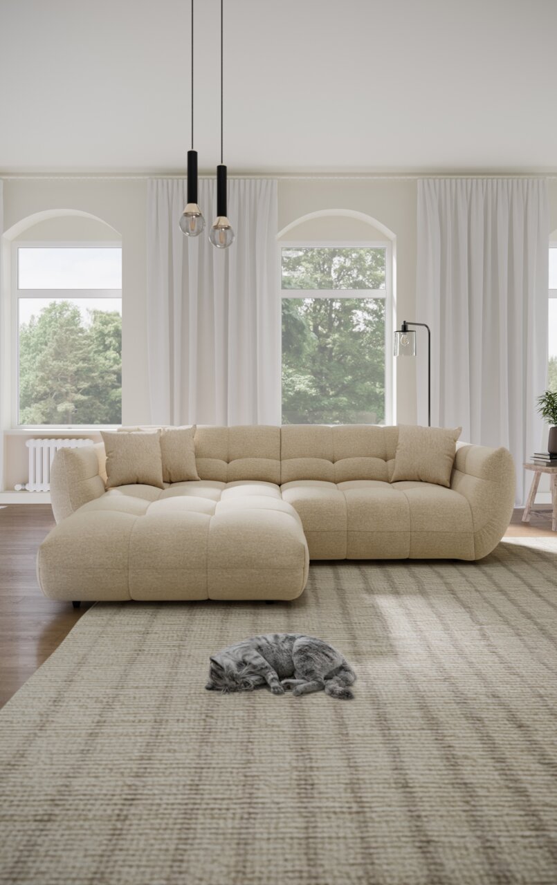 Beige Ecksofa in einem hellen Wohnzimmer mit großen Fenstern, zwei Kissen und einer schlafenden Katze auf einem Teppich. Perspektive von vorne.