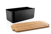 Schwarzer Brotkasten aus der Nordic Kitchen Serie von Eva Solo mit abnehmbarem Holzdeckel, seitliche Perspektive