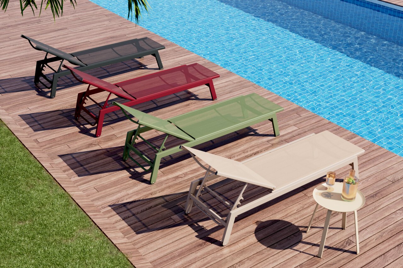 Ambia Garden Sonnenliege LINA Vier Sonnenliegen in verschiedenen Farben (schwarz, rot, grün, beige) auf einer Holzterrasse neben einem Pool, aus der Vogelperspektive fotografiert.