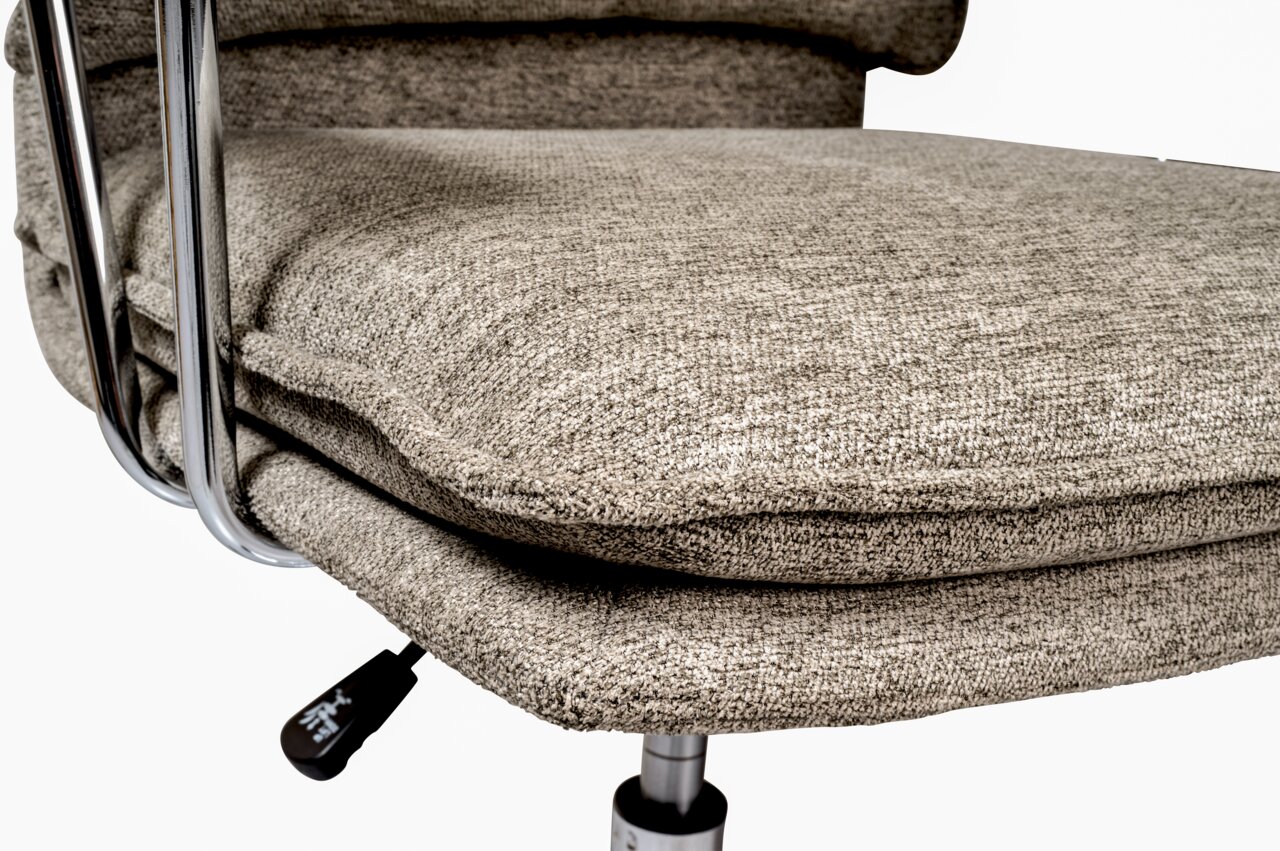 Nahaufnahme eines gepolsterten Sitzes eines Home Office Drehstuhls mit verstellbarem Hebel, seitliche Perspektive.