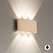 Weiße, gebogene LED-Wandleuchte mit Up-&-Down-Light und dekorativem Lichtkegel-Muster an der Wand, frontale Ansicht; IP54 spritzwassergeschützt.