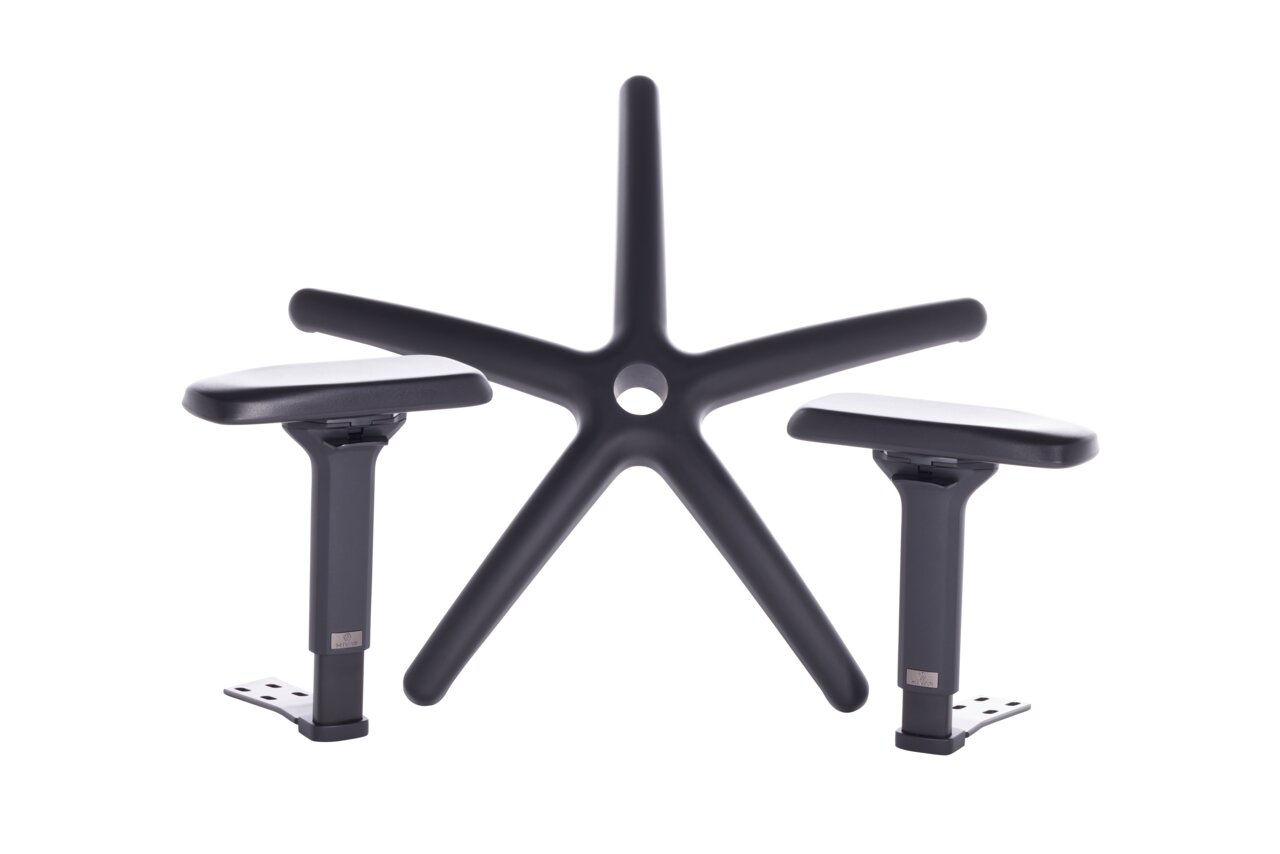 Perspektive von vorne auf die Basis und Armlehnen eines Gaming-Stuhls, Modell HIVAR Werder Bremen.