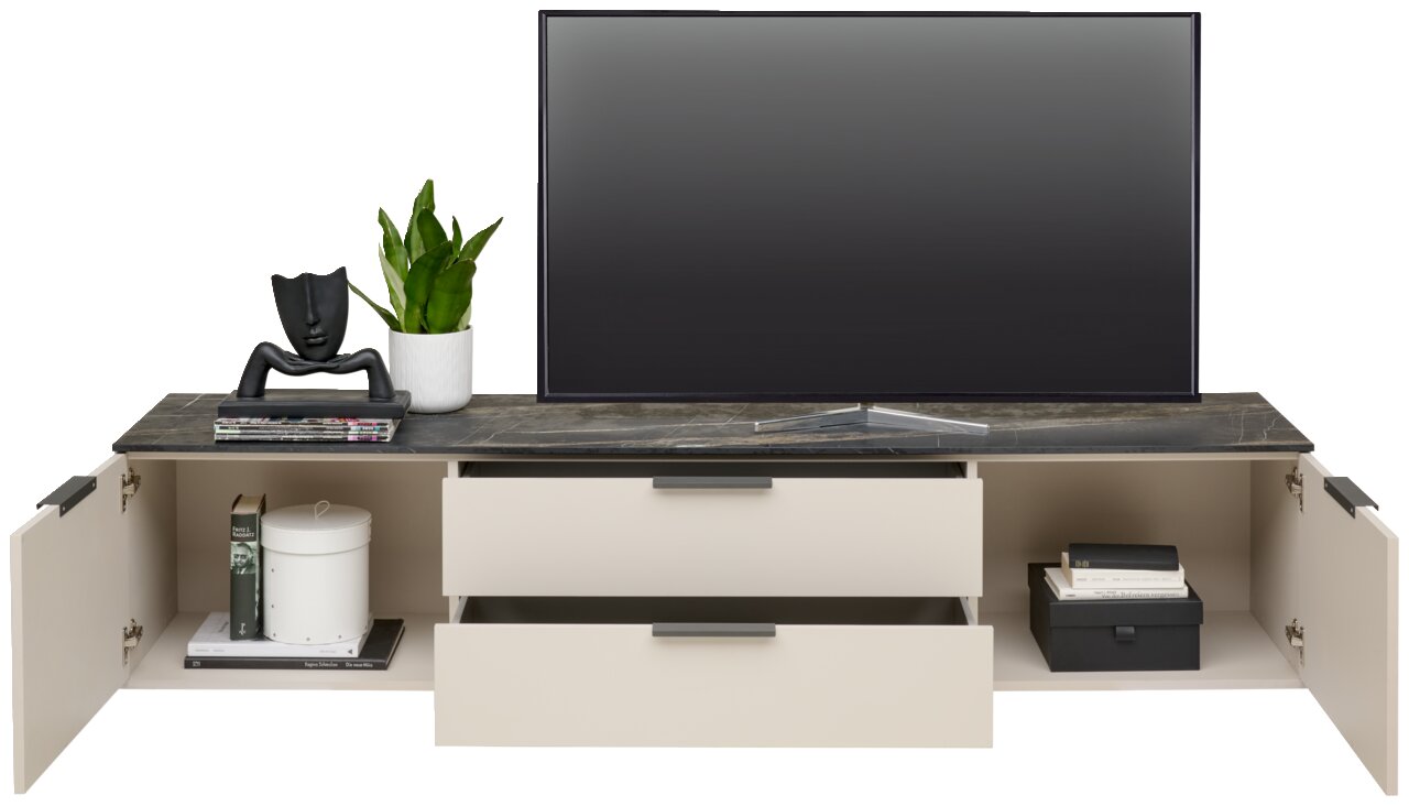 TV-Lowboard mit zwei offenen Schubladen und seitlichen Fächern, darauf ein Fernseher, Pflanzen und Dekorationen, frontale Perspektive