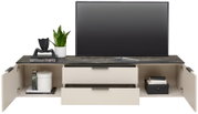 TV-Lowboard mit zwei offenen Schubladen und seitlichen Fächern, darauf ein Fernseher, Pflanzen und Dekorationen, frontale Perspektive