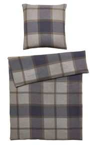 Bettwäsche-Set mit kariertem Muster in Blau- und Brauntönen, bestehend aus einem Kissenbezug und einem Bettdeckenbezug, aus der Vogelperspektive fotografiert.