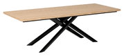 Moderne eettafel met een lichtgekleurd houten blad en een zwart, gekruist metalen onderstel, zijaanzicht