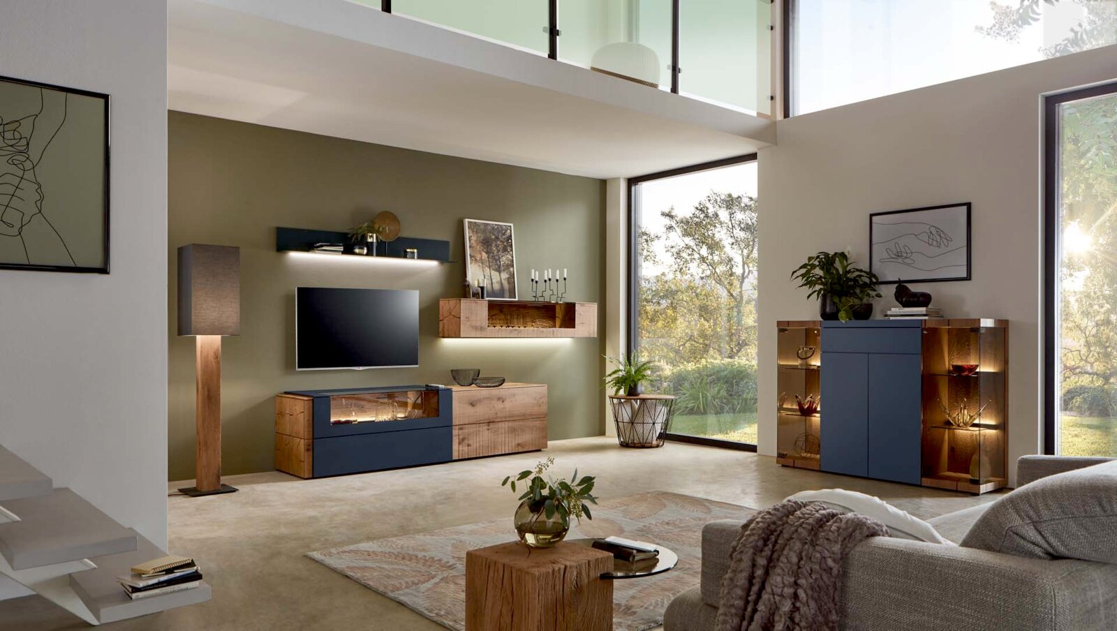 Modern hoogkast in een stijlvolle woonkamer, zijaanzicht