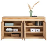 Holz-Sideboard mit offenen Türen, gefüllt mit Büchern, Körben und Dekorationen, aus frontaler Perspektive