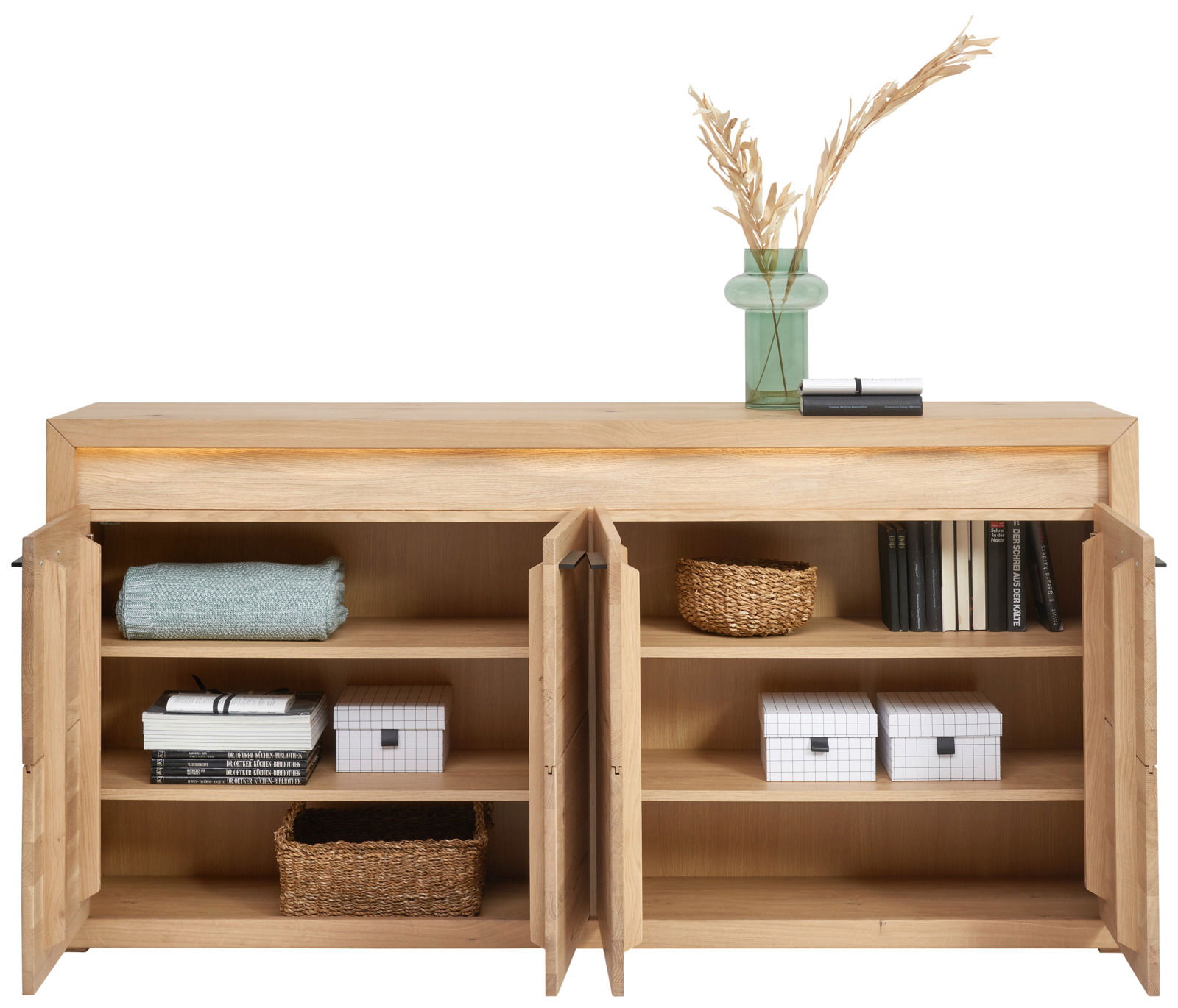 Holz-Sideboard mit offenen Türen, gefüllt mit Büchern, Körben und Dekorationen, aus frontaler Perspektive