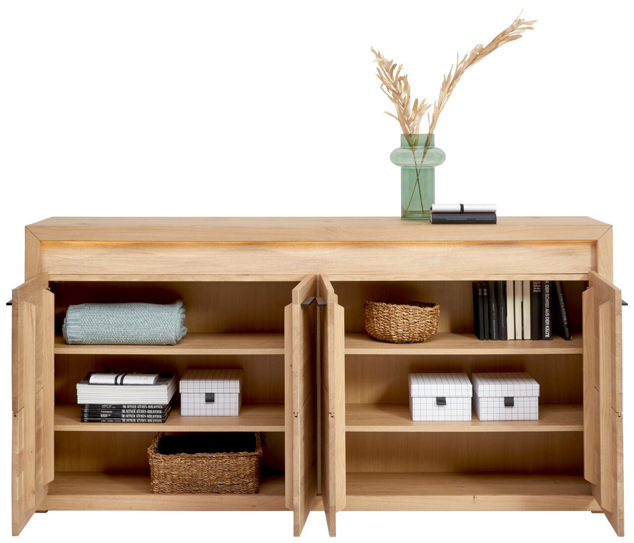 Houten dressoir met open deuren, gevuld met boeken, manden en decoraties, gezien van voren