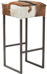 Moderner Hocker mit Fellbezug in Braun- und Weißtönen, seitliche Perspektive