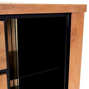 Detailansicht eines Sideboards mit Holzoberfläche und schwarzem Innenraum, perspektivisch von der Seite aufgenommen.