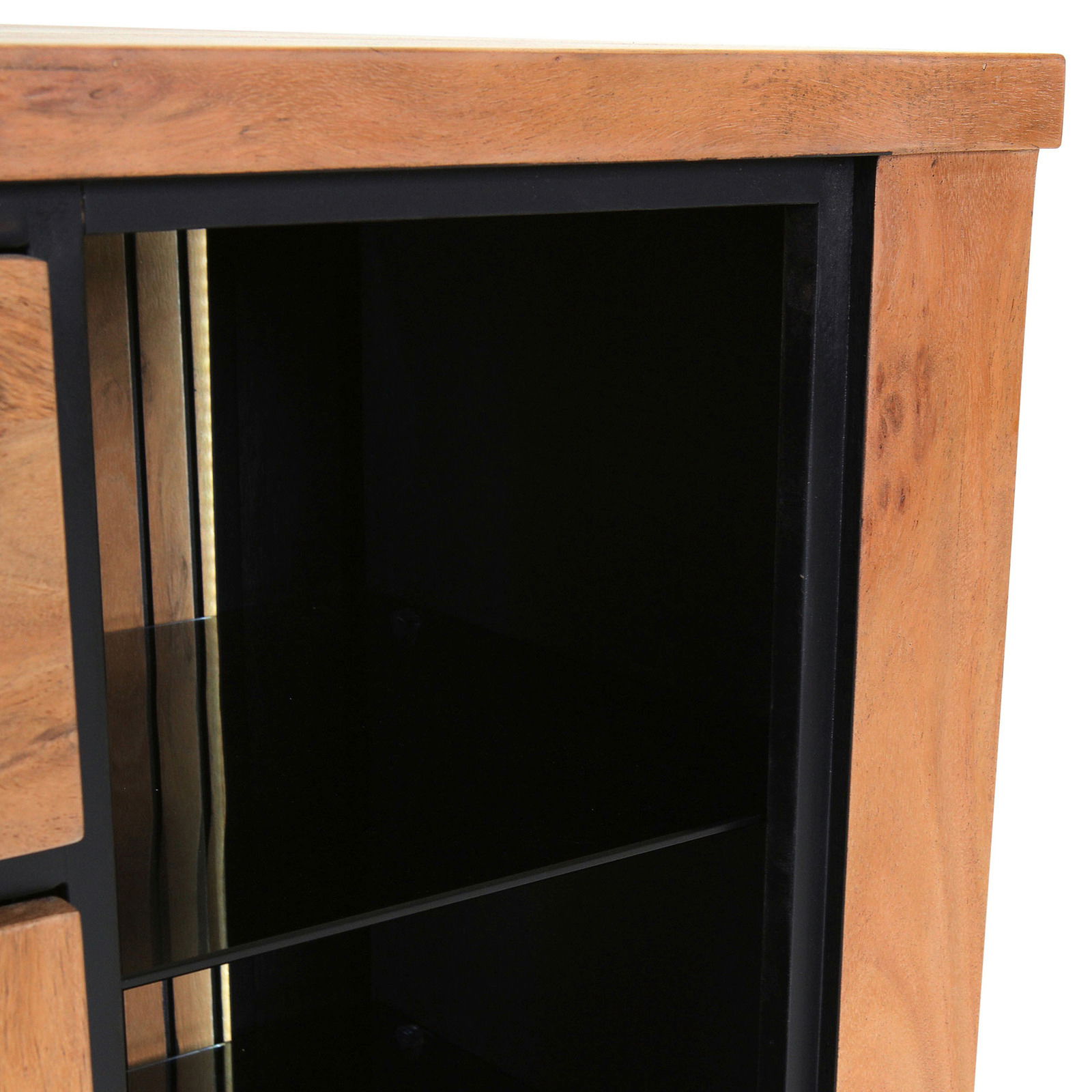 Detailansicht eines Sideboards mit Holzoberfläche und schwarzem Innenraum, perspektivisch von der Seite aufgenommen.