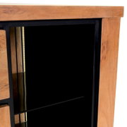 Detailansicht eines Sideboards mit Holzoberfläche und schwarzem Innenraum, perspektivisch von der Seite aufgenommen.