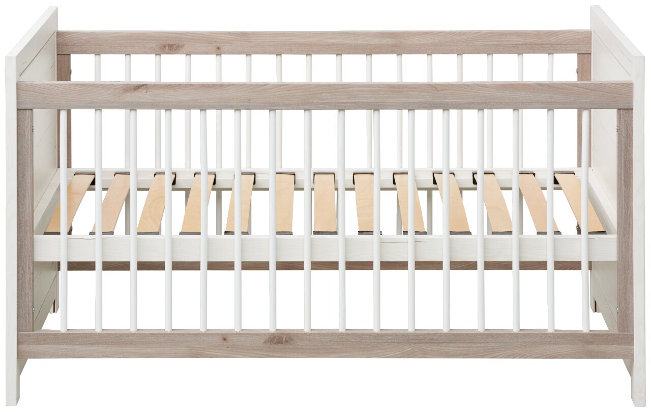 Frontansicht eines Kinderbetts mit Holzrahmen und weißen Gitterstäben.
