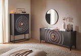 Highboard SANTA CRUZ in einem modernen Wohnzimmer, frontal fotografiert, mit dekorativen Kreisen auf den Türen.