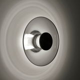 Moderne Wand- und Deckenleuchte PURE V aus der Vogelperspektive, mit kreisförmigem Lichtmuster auf der Wand.