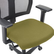 Moderner Drehstuhl mit grünem Sitzpolster und schwarzer Netzrückenlehne, seitliche Perspektive