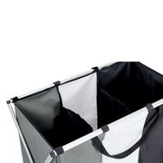 Dreifacher Wäschesammler mit drei Fächern in Schwarz, Weiß und Grau, aus der Vogelperspektive fotografiert.