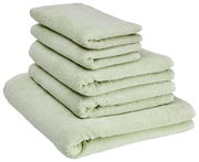Ein Stapel aus fünf hellgrünen Handtüchern, von der Seite betrachtet.