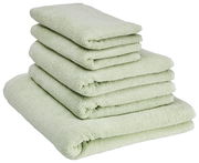 Ein Stapel aus fünf hellgrünen Handtüchern, von der Seite betrachtet.