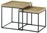 Zwei Satztische aus Holz mit schwarzem Metallgestell, perspektivisch von vorne rechts betrachtet.