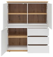 Offenes Highboard mit weißen Türen und Schubladen, Holzregalen und -rückwand, frontale Ansicht
