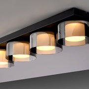 Moderne Deckenleuchte RIKA mit vier zylindrischen Lampenschirmen aus Glas, seitliche Perspektive