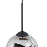 Moderne Hängeleuchte in glänzendem Chrom-Design, seitliche Perspektive