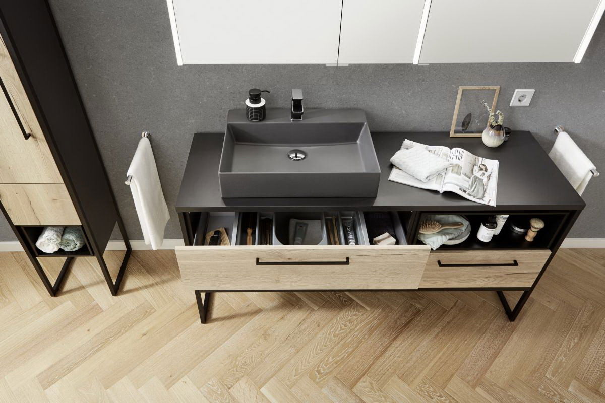 Moderne Badkombination mit grauem Waschbecken und Holzschubladen, Vogelperspektive