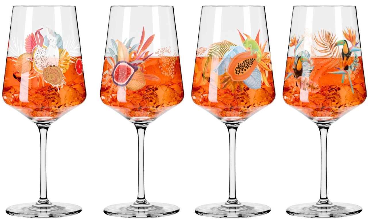 Vier Weingläser mit tropischen Motiven und orangefarbenem Getränk, seitliche Perspektive.