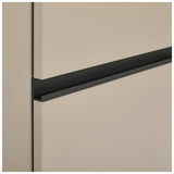 Nahaufnahme eines Kombischranks mit beiger Oberfläche und schwarzem Griff, seitliche Perspektive