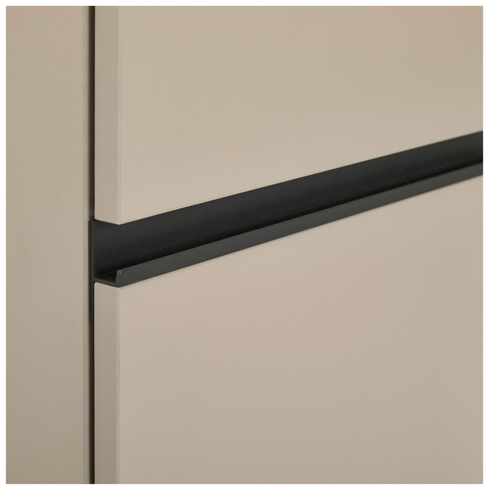 Nahaufnahme eines Kombischranks mit beiger Oberfläche und schwarzem Griff, seitliche Perspektive