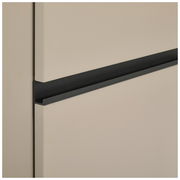 Nahaufnahme eines Kombischranks mit beiger Oberfläche und schwarzem Griff, seitliche Perspektive