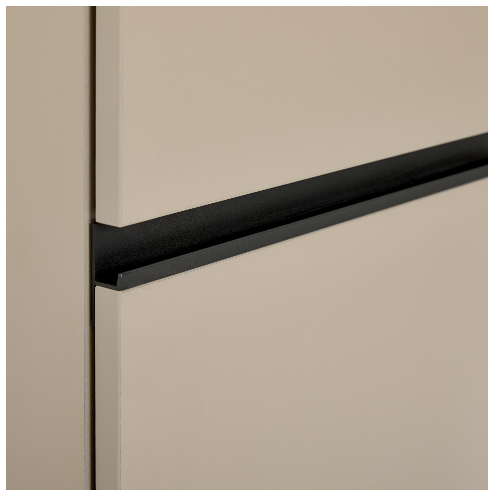 Nahaufnahme eines Kombischranks mit beiger Oberfläche und schwarzem Griff, seitliche Perspektive