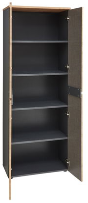 Offener Aktenschrank mit vier Regalböden, Holzrahmen und grauen Türen, Perspektive von vorne.