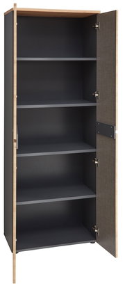 Offener Aktenschrank mit vier Regalböden, Holzrahmen und grauen Türen, Perspektive von vorne.