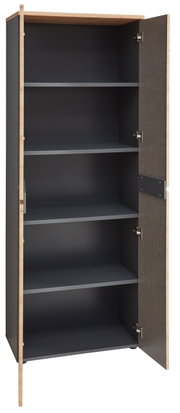 Offener Aktenschrank mit vier Regalböden, Holzrahmen und grauen Türen, Perspektive von vorne.