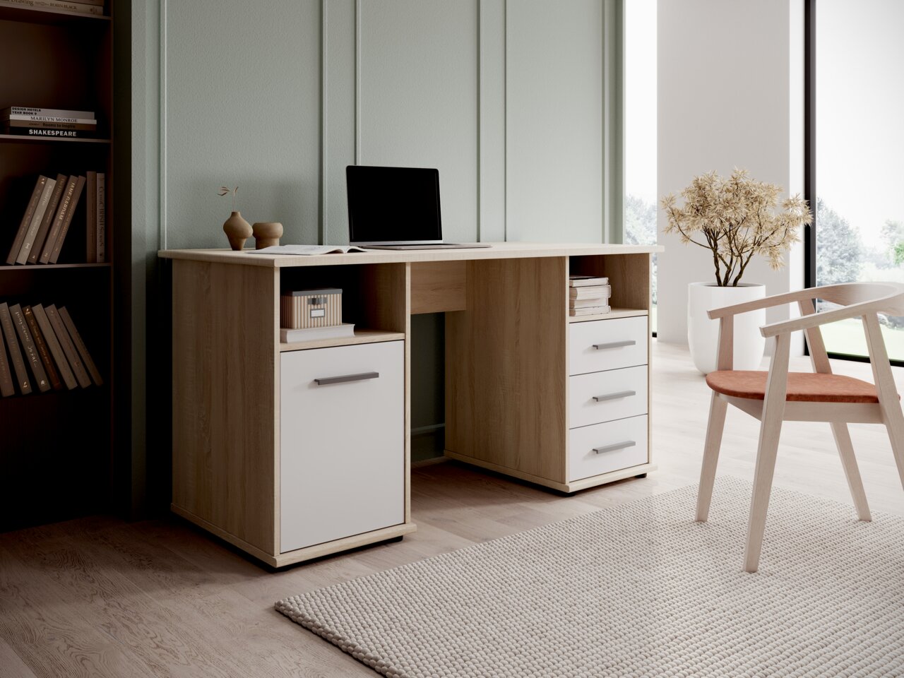 Moderner Schreibtisch aus Holz mit weißen Schubladen, seitliche Perspektive, in einem stilvollen Raum mit Bücherregal und Stuhl.