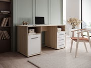 Moderner Schreibtisch aus Holz mit weißen Schubladen, seitliche Perspektive, in einem stilvollen Raum mit Bücherregal und Stuhl.