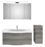 Badezimmermöbel-Set bestehend aus einem großen Spiegelschrank mit Beleuchtung, einem Waschbeckenunterschrank mit zwei Schubladen und einem schmalen Hochschrank, in moderner Holzoptik, Frontalansicht.