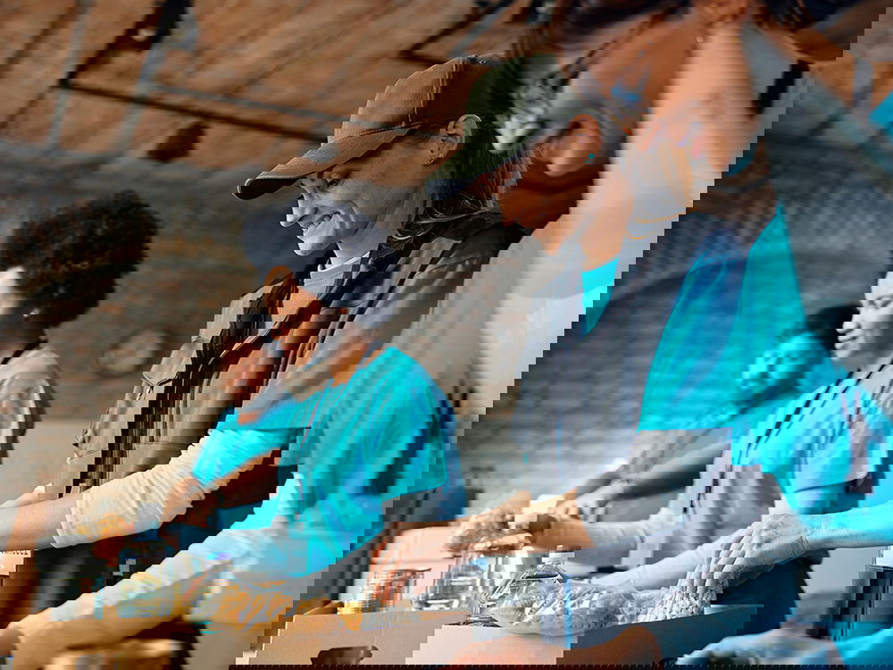 Freiwillige packen Lebensmittelspenden für soziale Projekte