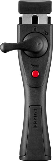 Abnehmbarer Pfannengriff in schwarzer Farbe mit rotem Knopf, von oben betrachtet.