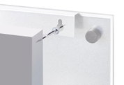 Nahaufnahme eines Memoboards aus Glas mit Befestigungselementen und Schraube, seitliche Perspektive